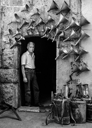 Immagine con uomo, imbuti, porta, bianconero, arco, artigiano, artigianato, camicia, nero, soglia, bianco, ingresso, tanti