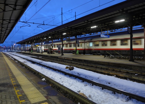Immagine con binari, stazione, treno, neve, luci, fili, cielo, inverno, pensilina, ferrovia, pensiline, rotaie, marciapiede, bianco, vagoni, pali, azzurro, finestrini