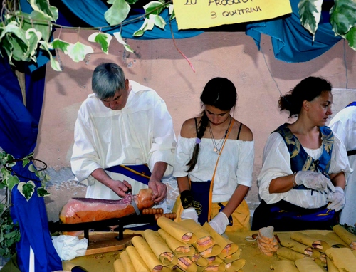 Immagine con panini, prosciutto, cibo, tre, coltello, sagra, fette, bancarella, pacchetti