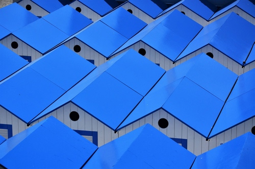 Immagine con tetti, bianco, cabine, azzurro, cerchi, blu, oblò, righe, geometrie, spioventi, buchi, geometrico, prospettiva, linee