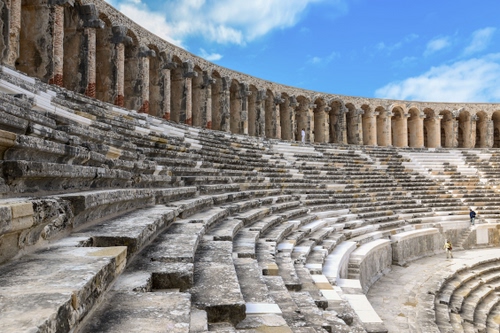 Immagine con cielo, nuvole, teatro, archi, colonne, gradinate, azzurro, gradini, arena, bianco, scalini, anfiteatro, scale, prospettiva, pietre