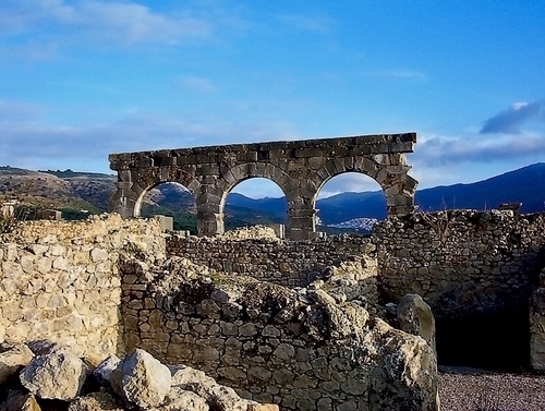Immagine con archi, nuvole, cielo, pietre, ruderi, rovine, azzurro, archeologia, montagne, muri, acquedotto, massi, antichità, rudere
