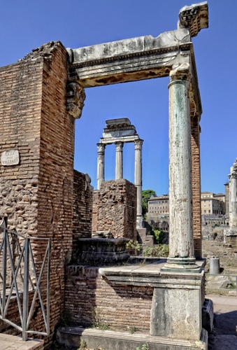Immagine con colonne, archeologia, mattoni, roma, targa, rovine, tempio, antico, ruderi, città, rudere, capitelli, azzurro, cielo, finestre, architrave, antichità, romano, storia, colonna, pompei, transenna