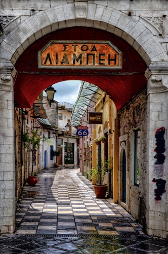 Immagine con arco, vicolo, vasi, porte, insegne, piante, lampione, finestre, strada, pietra, scacchiera, piastrelle, scacchi, pavimento, mattonelle, lampioni, tettoie