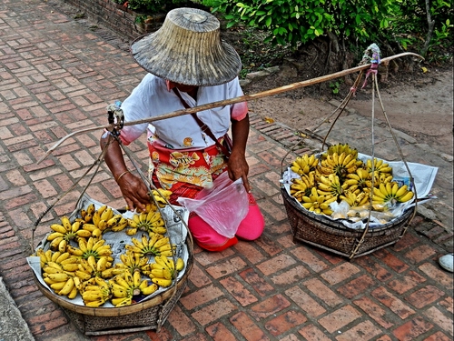 Immagine con banane, cesti, cappello, giallo, asia, frutta, donna, venditrice, portatore, venditore, cibo