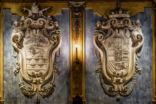 Immagine con stemmi, stemma, luce, corona, oro, due, coppia, corone, bassorilievi, leone, papale