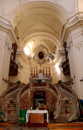 Immagine con altare, chiesa, scale, prete, scalinata, verde, scala, volta, sacerdote, messa