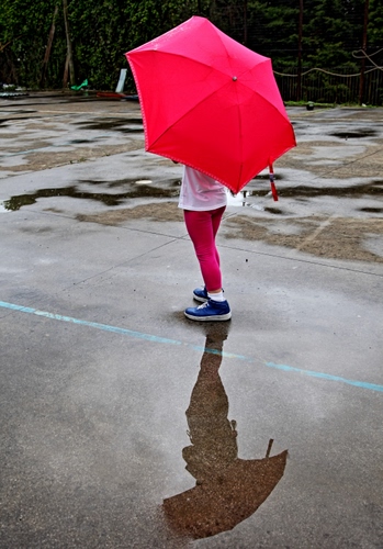 Immagine con rosso, ombrello, pioggia, riflesso, scarpe, acqua