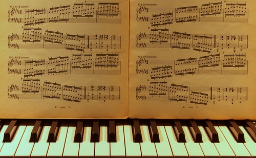 Immagine con musica, pianoforte, note, tasti, tastiera, spartito, bianco