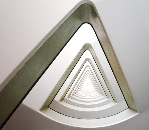 Immagine con bianco, prospettiva, triangolo, triangoli, scala, curve, geometria, scale, geometrie