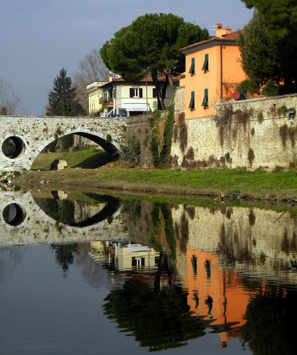 Immagine con ponte, riflesso, fiume, case, acqua, albero, prato, arco, muro, alberi