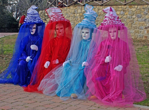 Immagine con maschere, rosso, blu, carnevale, veli, cappelli, azzurro, celeste, colori, rosa