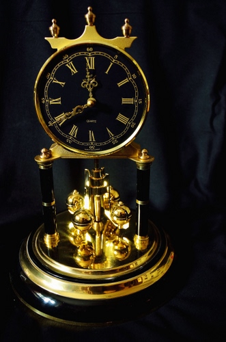 Immagine con orologio, oro, nero, lancette, ore, antico, numeri