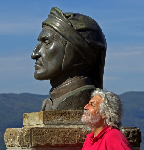 Immagine con dante, barba, statua, profilo, bronzo, capelli, busto, naso, rosso, bianco, profili, cielo, montagne, basamento, uomo, scultura, marmo, viso