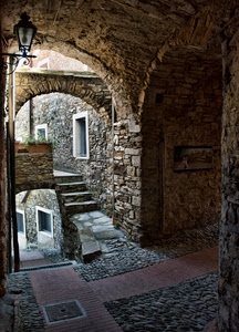 archi, lampione, finestre, pietre, vicolo, tombino, scale, mattoni, vasi, scala, vicoli, borgo, fiori, portico, scorcio, case, scalini, muri, arco, selciato, sassi