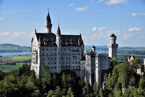 castello, alberi, torri, cielo, finestre, nuvole, panorama, verde, guglie, lago, tetto, fiume, paesaggio, acqua, azzurro, bosco