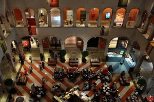 archi, persone, rosso, tavoli, scale, sedie, righe, colonne, bianco, luci, strisce, portici, pavimento, piani, azzurro, finestre