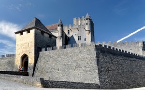 castello, mura, cielo, merli, torri, tetto, torre, nuvole, finestre, fortezza, pietre, ponte, portone, torrette, pietra, feritoie, azzurro