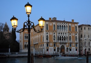 lampione, finestre, canale, campanile, palazzo, venezia, acqua, cielo, alberi, motoscafo, palazzi, portone, tre, colonne, pali, balaustra, lampade, luce, luci, case, azzurro, barca, fiume