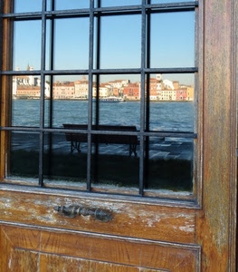 panchina, vetro, porta, legno, riflesso, maniglia, acqua, mare, inferriata, case, riflessi, palazzi, grata, quadrati, venezia, ferro, città, azzurro, finestra, barche, canale