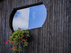 fiori, cielo, finestra, legno, nuvole, pianta, geranio, rosso, verde, foglie, azzurro, riflesso, riflessi, vaso, gerani, assi, parete, vetro