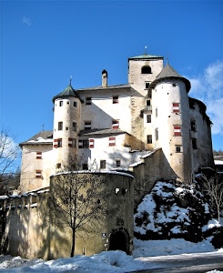 castello, neve, finestre, torri, alberi, inverno, bianco, cielo, tetti, nuvole, rosso, comignolo, azzurro