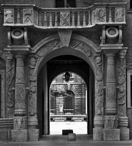 colonne, arco, balcone, balaustra, portone, bianconero, ingresso, lampione, palazzo, sculture, bassorilievi, antico, passaggio, lampada, porta, archi, cerchi, segnale, finestre, colonnine