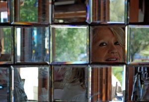 riflessi, quadrati, volto, donna, viso, specchi, vetro, occhi, specchio, capelli, riflesso, bocca, bionda, sorriso, naso, quadrato, vetri, ritratto, geometrie