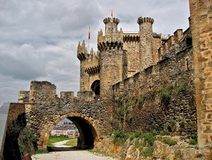 castello, torri, arco, merli, nuvole, ponte, cielo, pietra, bandiere, strada, mura, erba, verde, rocca
