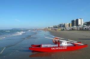 mare, spiaggia, onde, sabbia, rosso, ombrelloni, palazzi, salvataggio, remi, bagnanti, moscone, pattino, acqua, barca, cielo, salvagente
