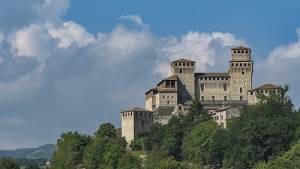 castello, torri, alberi, nuvole, cielo, verde, finestre, tetti, azzurro, rocca, colline, fortificazioni