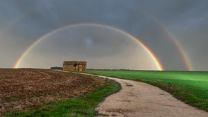 arcobaleno, cielo, erba, verde, strada, campi, terra, nuvole, casa, prato, archi, campagna, sentiero, fieno, balle, colori, campo, arco, due, casolare