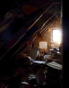 finestra, soffitta, travi, luce, carta, ragnatele, caos, cartoni, legno, disordine, abbandono, controluce