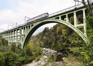 ponte, treno, fiume, verde, arco, alberi, ferrovia, cielo, piante, arcata, nuvole, acqua, pietre, massi, bosco, ferro