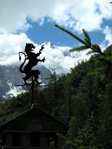 nuvole, montagna, alberi, casa, verde, drago, ferro, banderuola, controluce, cielo, leone, coda, bianco, neve, abeti, ramo, insegna, piante, tetto, stemma, montagne, rami