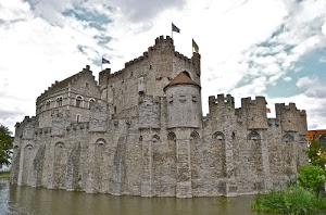 castello, bandiere, torri, acqua, nuvole, fossato, merli, cielo, alberi, verde, bianco, mura, finestre, bastioni, fortezza, torrette, piante, grigio, archi