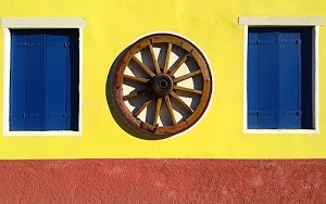 ruota, giallo, finestre, blu, raggi, muro, rosso, imposte, cerchio, marrone, legno, casa, bianco, azzurro, ante, parete