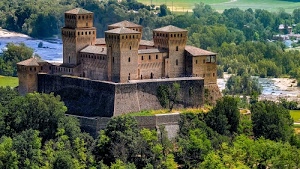 castello, torri, alberi, mura, fiume, verde, bosco, finestre, fortezza, medioevo, bastioni, forte