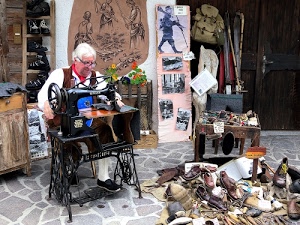 scarpe, artigiano, cucire, calzolaio, zaino, uomo, scarponi, macchina, fotografie, pedale, ciabattino, oggetti, bianco, sci, anziano, bastoni, singer, occhiali, sarto, lavoro