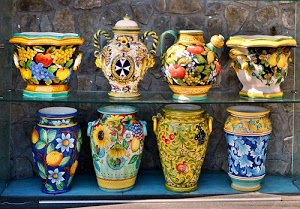 vasi, fiori, colori, giallo, ceramica, frutta, vetrina, vetro, mensole, decorazioni, azzurro, manici, rosso, otto, artigianato, uva, croce, anfore, brocca, esposizione