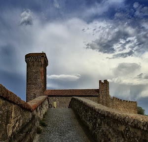 nuvole, cielo, castello, torre, merli, ponte, mattoni, pietra, mura, camminamento, fortezza, balaustre, muretti, tetto, pietre, parapetto, strada, torri