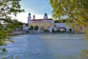 fiume, ponte, alberi, chiesa, acqua, campanili, città, cupole, case