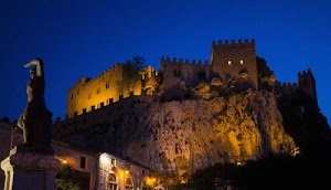 castello, merli, luci, statua, blu, notturno, rocca, finestre, torri, fortezza, mura, roccia, cielo, monumento, notte, case