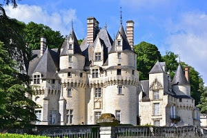 castello, torri, finestre, alberi, cielo, verde, nuvole, tetti, guglie, azzurro, fortezza, abbaini, recinzione, comignoli