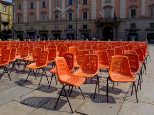 sedie, arancione, piazza, ombre, bandiere, palazzi, ombra, palazzo, arancio