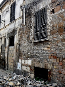 mattoni, finestre, persiane, rudere, finestra, muro, calcinacci, casa, imposte, rovine, legno, pietre, edificio, strada, macerie