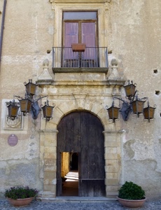 balcone, lampioni, vasi, portone, ringhiera, arco, palazzo, porta, ingresso, piante, finestra, fioriere