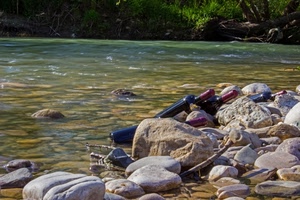 bottiglie, acqua, fiume, sassi, vino, pietre, verde, ruscello