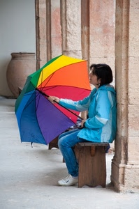ombrello, portico, panca, panchina, colori, multicolore, arcobaleno, persona, donna, colonne