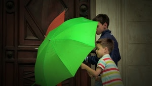 bambini, verde, ombrelli, portone, rosso, due, maglietta, righe, ombrello, colori, porta, bambino, arancione